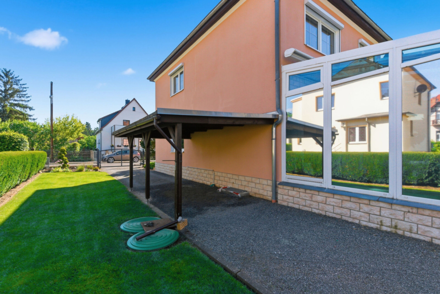 Zufahrt Carport und Garage